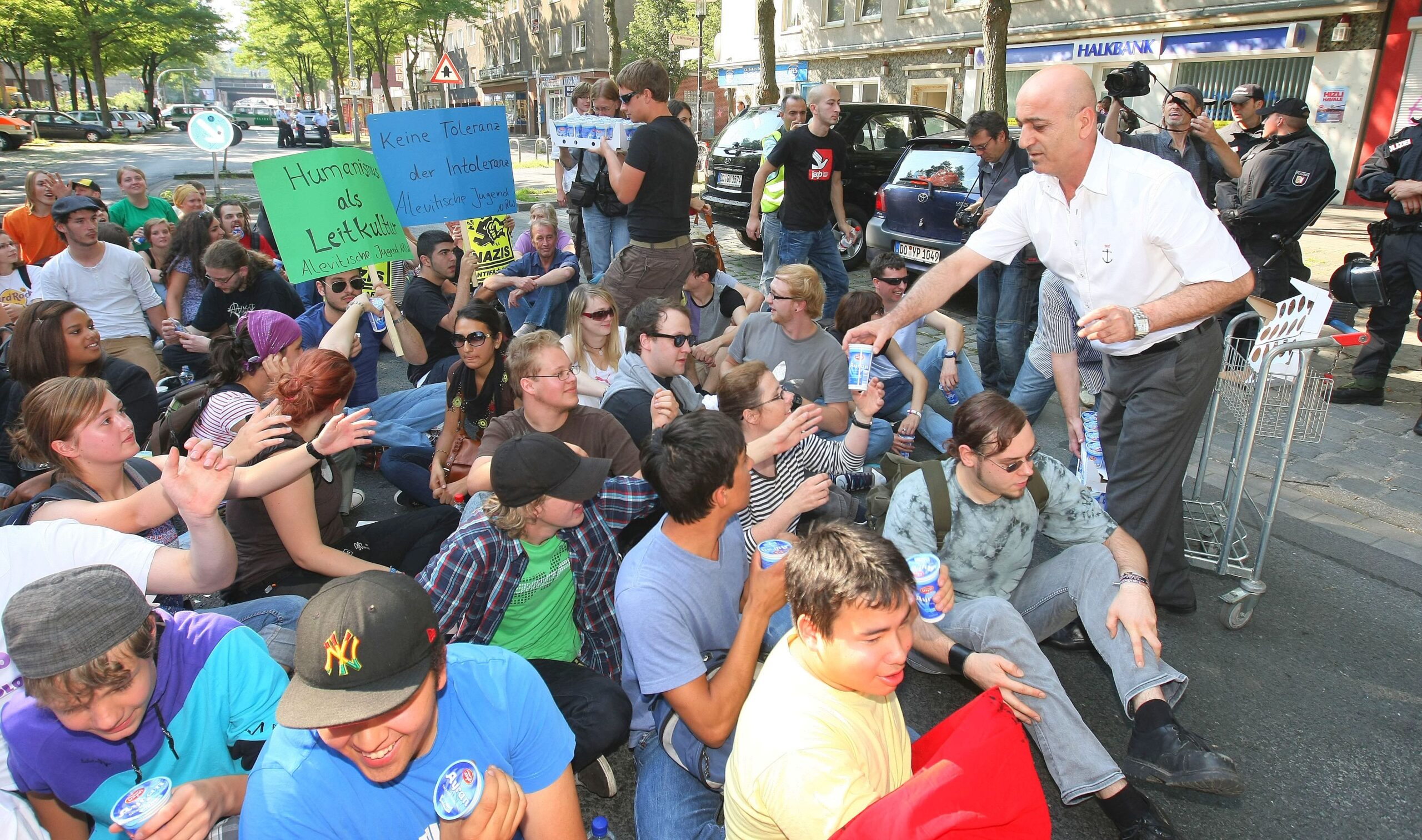 Die Demonstranten freute es. 