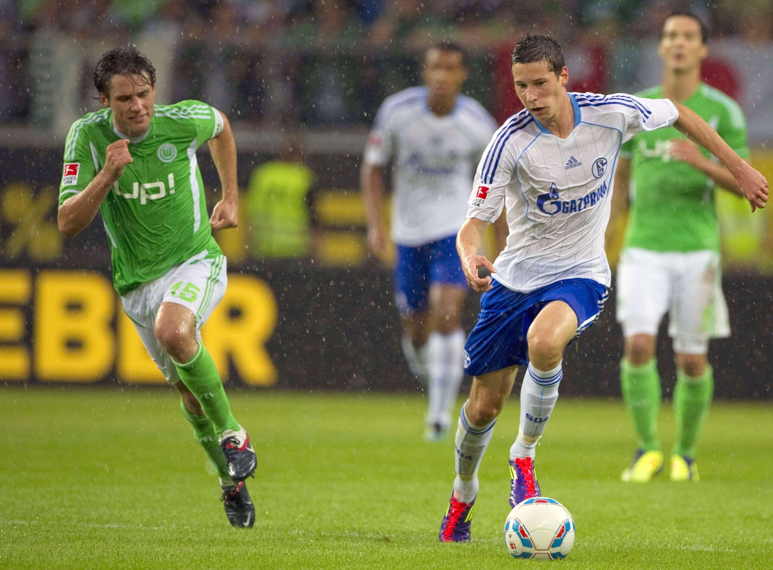 VfL Wolfsburg gegen Schalke 04, Endstand 2:1. Julian Draxler (r.) gegen Christian Träsch.