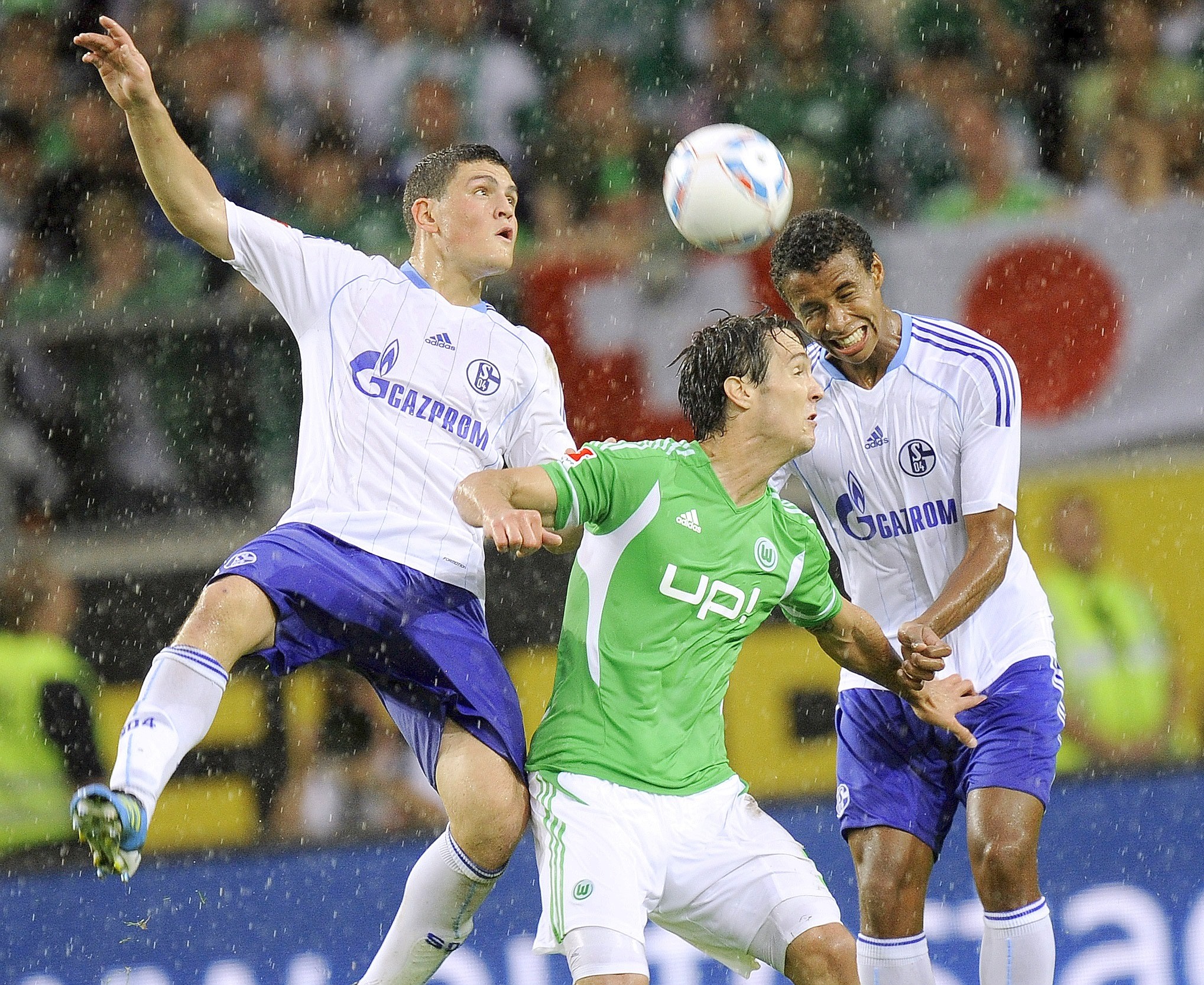 VfL Wolfsburg gegen Schalke 04, Endstand 2:1. Kyriakos Papadopoulos und Joel Matip setzen sich gegen Wolfsburgs Srdan Lakic durch.