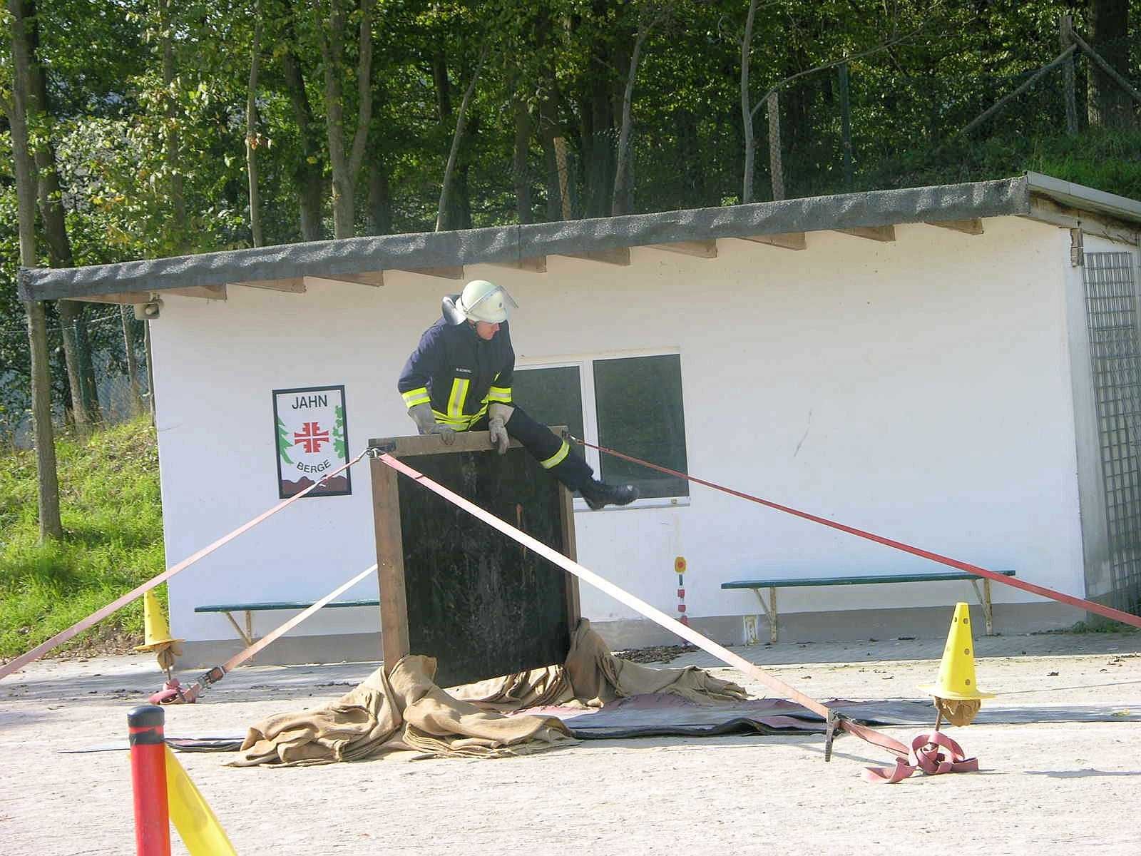 Seit 1991 wird im Hochsauerlandkreis der Leistungsnachweis der Feuerwehren nach den Richtlinien des Feuerwehrverbandes durchgeführt. Die Löschgruppe Berge der Freiwilligen Feuerwehr Meschede war am Samstag Ausrichter dieser fast schon traditionellen mittlerweile 21. Veranstaltung.