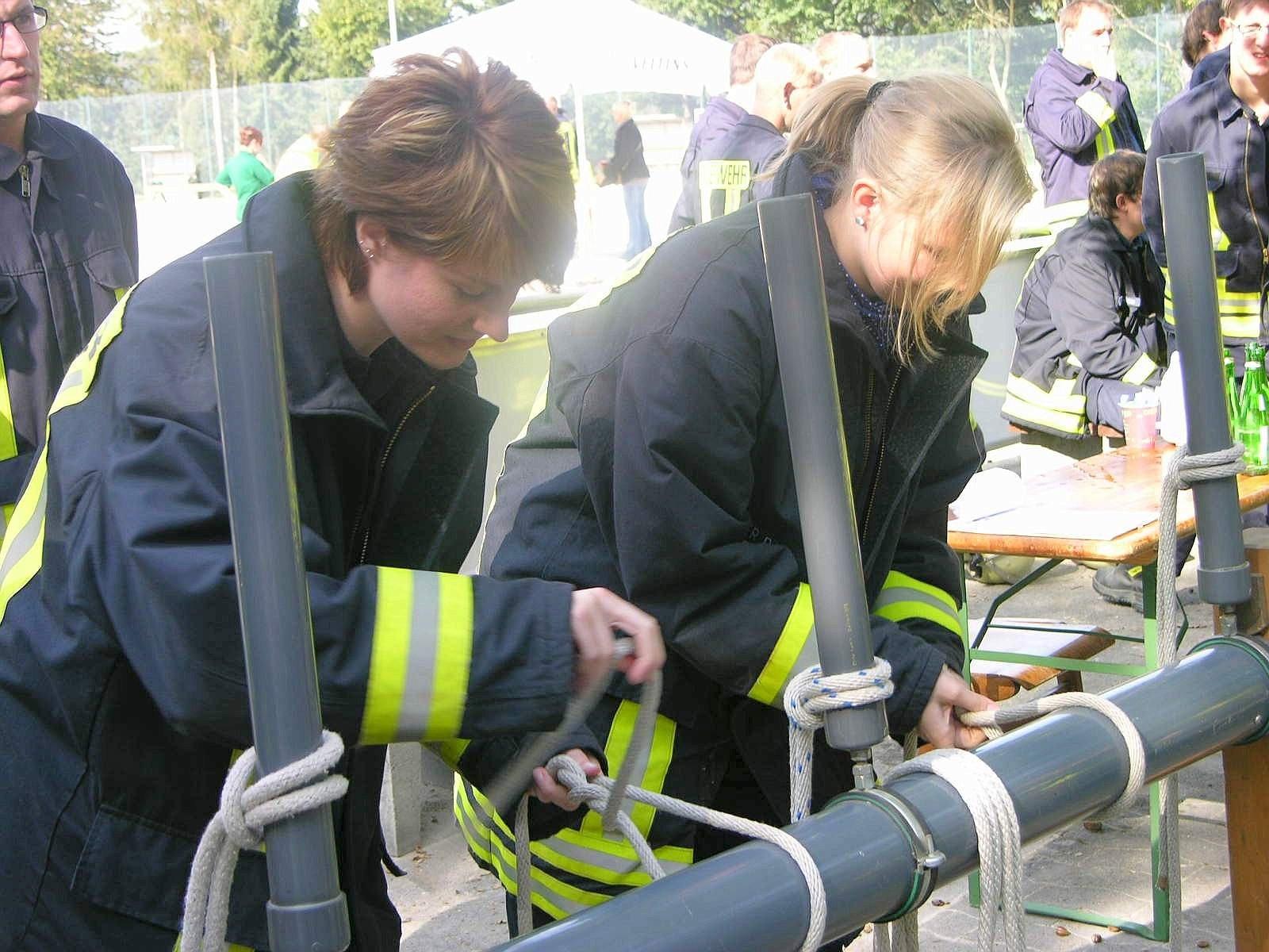 Seit 1991 wird im Hochsauerlandkreis der Leistungsnachweis der Feuerwehren nach den Richtlinien des Feuerwehrverbandes durchgeführt. Die Löschgruppe Berge der Freiwilligen Feuerwehr Meschede war am Samstag Ausrichter dieser fast schon traditionellen mittlerweile 21. Veranstaltung.