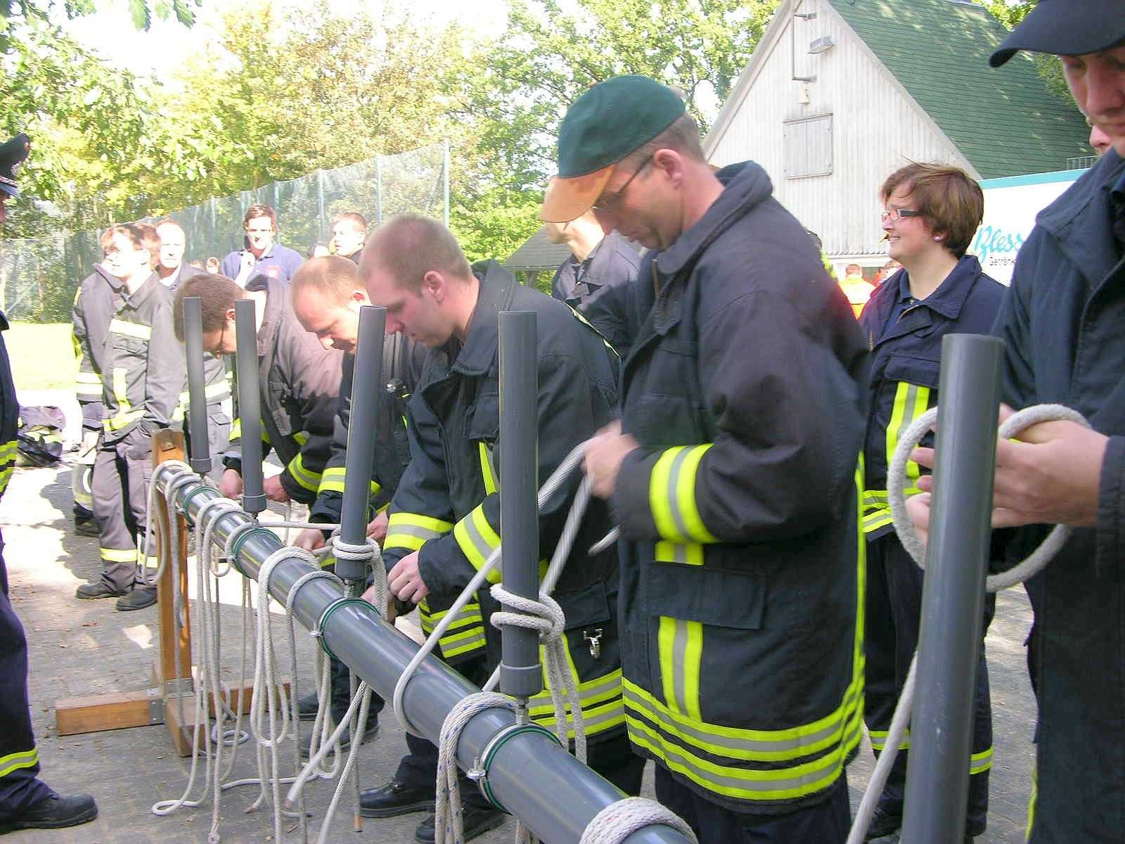 Seit 1991 wird im Hochsauerlandkreis der Leistungsnachweis der Feuerwehren nach den Richtlinien des Feuerwehrverbandes durchgeführt. Die Löschgruppe Berge der Freiwilligen Feuerwehr Meschede war am Samstag Ausrichter dieser fast schon traditionellen mittlerweile 21. Veranstaltung.