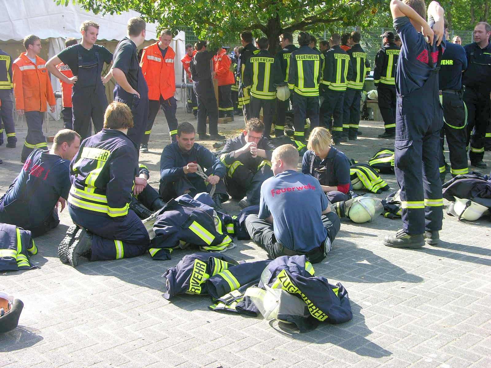 Seit 1991 wird im Hochsauerlandkreis der Leistungsnachweis der Feuerwehren nach den Richtlinien des Feuerwehrverbandes durchgeführt. Die Löschgruppe Berge der Freiwilligen Feuerwehr Meschede war am Samstag Ausrichter dieser fast schon traditionellen mittlerweile 21. Veranstaltung.