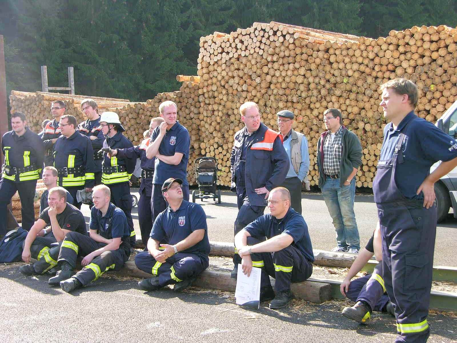 Seit 1991 wird im Hochsauerlandkreis der Leistungsnachweis der Feuerwehren nach den Richtlinien des Feuerwehrverbandes durchgeführt. Die Löschgruppe Berge der Freiwilligen Feuerwehr Meschede war am Samstag Ausrichter dieser fast schon traditionellen mittlerweile 21. Veranstaltung.