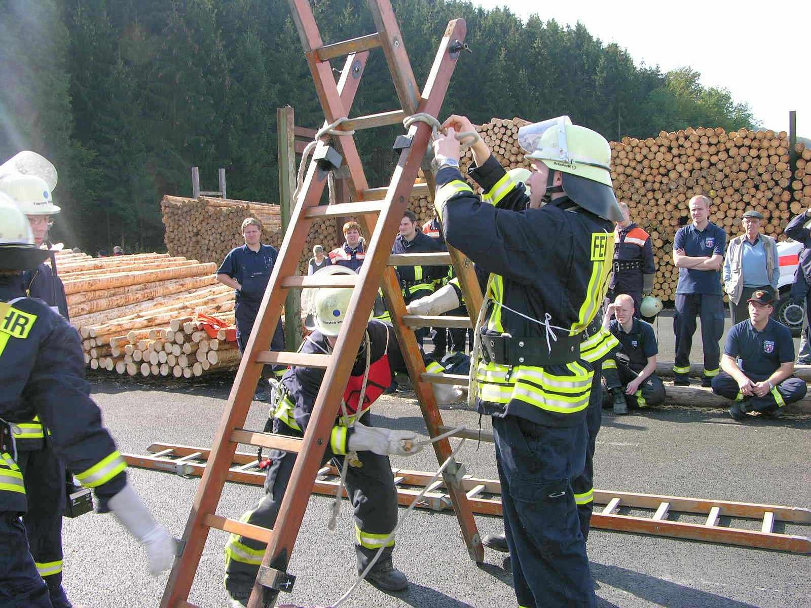 Seit 1991 wird im Hochsauerlandkreis der Leistungsnachweis der Feuerwehren nach den Richtlinien des Feuerwehrverbandes durchgeführt. Die Löschgruppe Berge der Freiwilligen Feuerwehr Meschede war am Samstag Ausrichter dieser fast schon traditionellen mittlerweile 21. Veranstaltung.