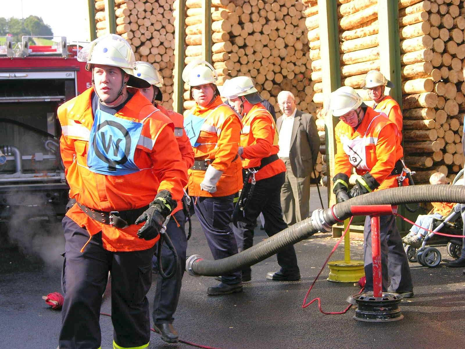 Seit 1991 wird im Hochsauerlandkreis der Leistungsnachweis der Feuerwehren nach den Richtlinien des Feuerwehrverbandes durchgeführt. Die Löschgruppe Berge der Freiwilligen Feuerwehr Meschede war am Samstag Ausrichter dieser fast schon traditionellen mittlerweile 21. Veranstaltung.