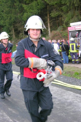 Seit 1991 wird im Hochsauerlandkreis der Leistungsnachweis der Feuerwehren nach den Richtlinien des Feuerwehrverbandes durchgeführt. Die Löschgruppe Berge der Freiwilligen Feuerwehr Meschede war am Samstag Ausrichter dieser fast schon traditionellen mittlerweile 21. Veranstaltung.