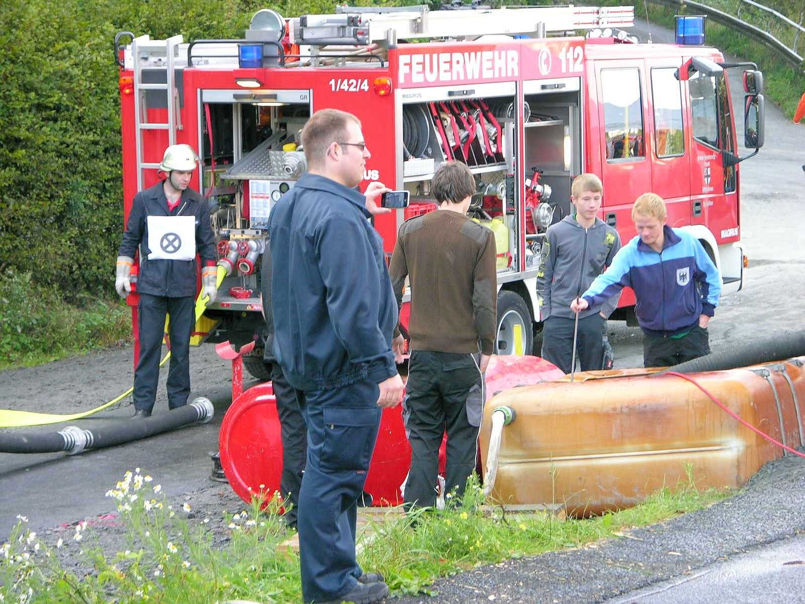 Seit 1991 wird im Hochsauerlandkreis der Leistungsnachweis der Feuerwehren nach den Richtlinien des Feuerwehrverbandes durchgeführt. Die Löschgruppe Berge der Freiwilligen Feuerwehr Meschede war am Samstag Ausrichter dieser fast schon traditionellen mittlerweile 21. Veranstaltung.