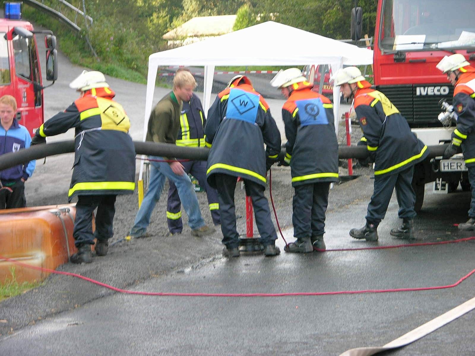 Seit 1991 wird im Hochsauerlandkreis der Leistungsnachweis der Feuerwehren nach den Richtlinien des Feuerwehrverbandes durchgeführt. Die Löschgruppe Berge der Freiwilligen Feuerwehr Meschede war am Samstag Ausrichter dieser fast schon traditionellen mittlerweile 21. Veranstaltung.