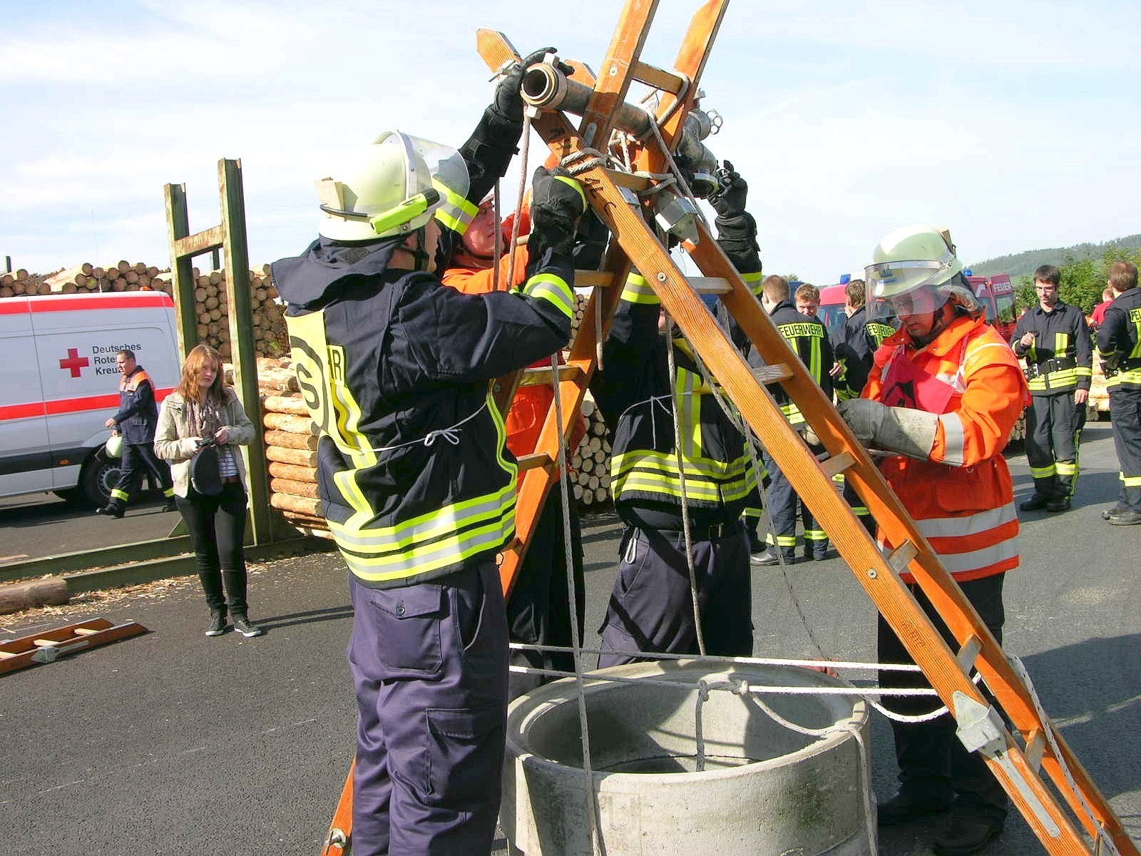 Seit 1991 wird im Hochsauerlandkreis der Leistungsnachweis der Feuerwehren nach den Richtlinien des Feuerwehrverbandes durchgeführt. Die Löschgruppe Berge der Freiwilligen Feuerwehr Meschede war am Samstag Ausrichter dieser fast schon traditionellen mittlerweile 21. Veranstaltung.