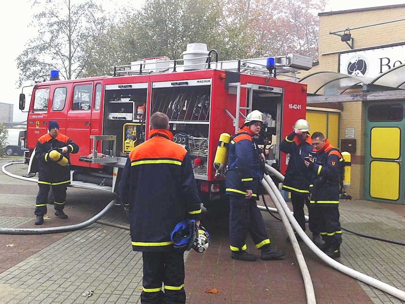 Die Feuerwehr war mit einem Großaufgebot vor Ort. Um 1.44 Uhr in der Nacht war der erste Notruf von Anwohnern des Schwimmbads in der Leitstelle angekommen. Nach Einschätzung...