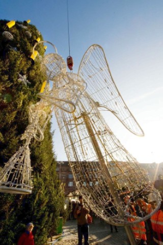 Der Engel wird auf der Spitze des Dortmunder Weihnachtsbaums angebracht. Riesentanne Weihnachtsmarkt.Foto: Knut Vahlensieck