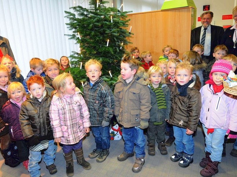 Am Freitag,den 18.11.2011Wunschweihnachtsbaum Moers Aktion:Evangelischer Kindergarten  Pastorratstraße in Neukirchen/Vluyn schmücken den Wunsch-Weihnachtsbaum in der Sparkasse Vluyn.Foto: Gisela Weißkopf / WAZFotoPool