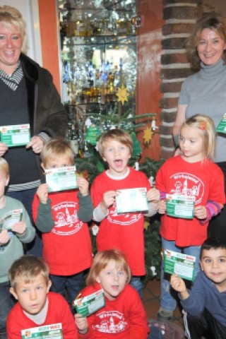 Am Freitag,den  18.11.2011Wunsch-Weihnachtsbaum moersAktion:Evangelischer Kindergartebn Wirbelwind aus Schwafheim schmücken den Wunsch-Weihnachtsbaum in der Pizzeria Da Mimmo in Schwafheim.Foto: Gisela Weißkopf /WAZFotoPool