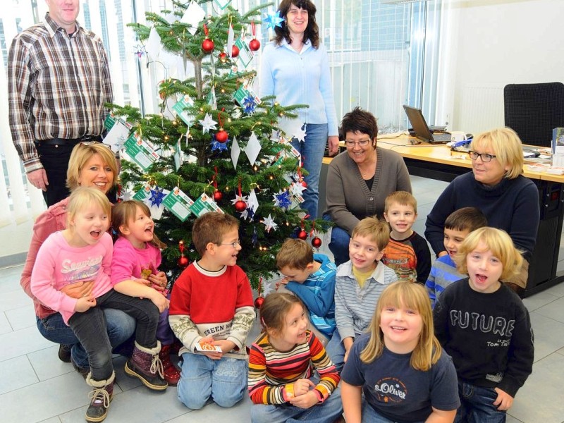 Am Freitag,den 18.11.2011Wunsch-Weihnachtsbaum in MoersAktion:Kindergarten :Städtische  Einrichtung für Kinder ,Orchideenstraße  in Kapellen,schmücken den Wunschweihnachtabaum  in der Versicherungsagentur  Continentale Pauels inn Kapellen.Foto: Gisela Weißkopf / WAZFotoPool