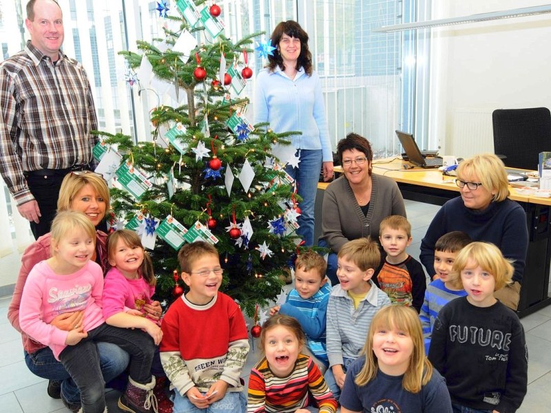 Am Freitag,den 18.11.2011Wunsch-Weihnachtsbaum in MoersAktion:Kindergarten :Städtische  Einrichtung für Kinder ,Orchideenstraße  in Kapellen,schmücken den Wunschweihnachtabaum  in der Versicherungsagentur  Continentale Pauels inn Kapellen.Foto: Gisela Weißkopf / WAZFotoPool