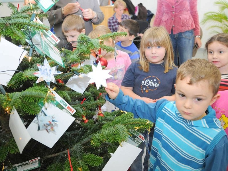 Am Freitag,den 18.11.2011Wunsch-Weihnachtsbaum in MoersAktion:Kindergarten :Städtische  Einrichtung für Kinder ,Orchideenstraße  in Kapellen,schmücken den Wunschweihnachtabaum  in der Versicherungsagentur  Continentale Pauels inn Kapellen.Foto: Gisela Weißkopf / WAZFotoPool