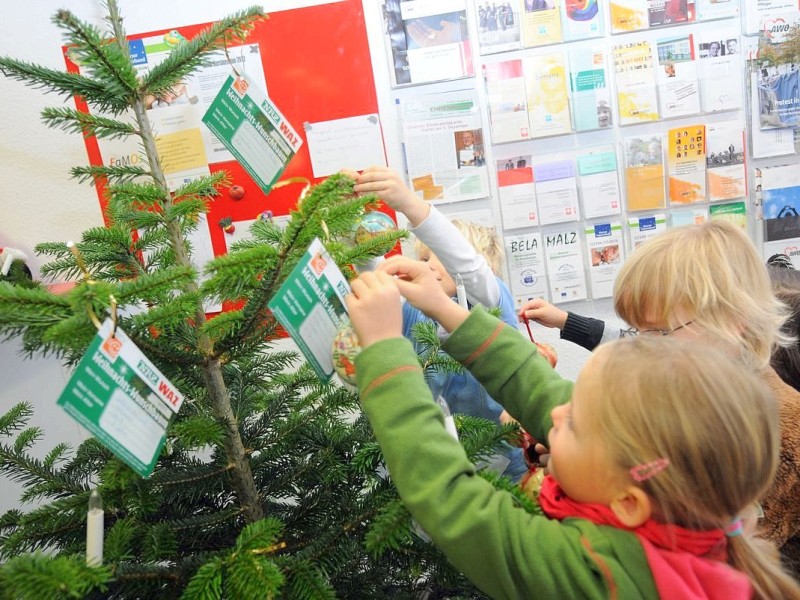 Am freitag,den 18.11.2011Aktion:Wunsch-Weihnachtsbaum kath.Kindergarten  St.Josef am Kastell schmücken den Wunsch-Weihnachtsbaum  im Sozialkaufhaus,, Stoffwechsel " in Moers.Foto: Gisela Weißkopf / WAZFotoPool