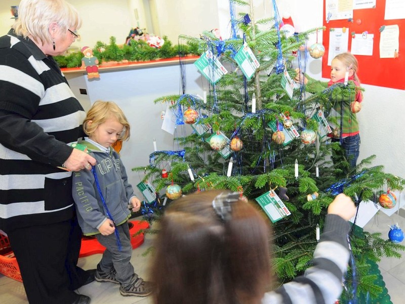 Am freitag,den 18.11.2011Aktion:Wunsch-Weihnachtsbaum kath.Kindergarten  St.Josef am Kastell schmücken den Wunsch-Weihnachtsbaum  im Sozialkaufhaus,, Stoffwechsel " in Moers.Foto: Gisela Weißkopf / WAZFotoPool