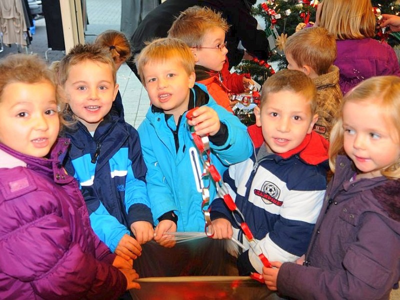 Am  Freitag, den 18.11.2011Aktion:Wunschweihnachtsbaum  Moers der Kindergarten St.Martin  aus Repepelen war zum Schmücken in der Markt-Apotheke in Repelen.Foto: Gisela Weißkopf / WAZFotoPool