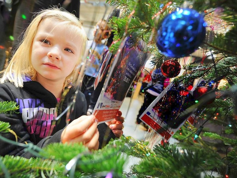 Am 18.11.2011 findet in Moers die Weihnachtswunschbaumaktion der NRZ/WAZ in Zusammenarbeit mit dem Verein Klartext für Kinder e.V. statt. Kiunder der Kindergärten aus der Region hängen Wunschzettel an Weihnachtsbäume in den Räumlichkeiten von Geldinstituten und des Einzelhandels. Im Bild: Dorien mit einem Wunschzettel.Foto: Matthias Graben / WAZ FotoPool