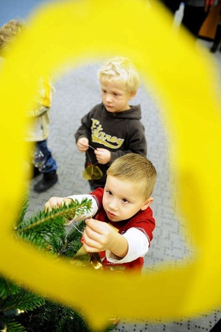 Am 18.11.2011 findet in Moers die Weihnachtswunschbaumaktion der NRZ/WAZ in Zusammenarbeit mit dem Verein Klartext für Kinder e.V. statt. Kiunder der Kindergärten aus der Region hängen Wunschzettel an Weihnachtsbäume in den Räumlichkeiten von Geldinstituten und des Einzelhandels. Im Bild: Philipp (vorn) und Maurice (hinten) schmücken einen Weihnachtsbaum.Foto: Matthias Graben / WAZ FotoPool