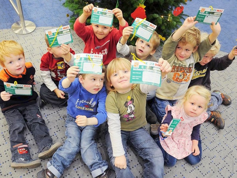 Am 18.11.2011 findet in Moers die Weihnachtswunschbaumaktion der NRZ/WAZ in Zusammenarbeit mit dem Verein Klartext für Kinder e.V. statt. Kiunder der Kindergärten aus der Region hängen Wunschzettel an Weihnachtsbäume in den Räumlichkeiten von Geldinstituten und des Einzelhandels. Im Bild: Kinder des Kindergartens - evangelisches Familienzentrum Lindenstr./Moers. Foto: Matthias Graben / WAZ FotoPool