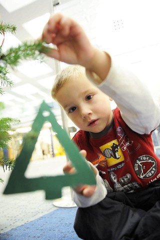 Am 18.11.2011 findet in Moers die Weihnachtswunschbaumaktion der NRZ/WAZ in Zusammenarbeit mit dem Verein Klartext für Kinder e.V. statt. Kiunder der Kindergärten aus der Region hängen Wunschzettel an Weihnachtsbäume in den Räumlichkeiten von Geldinstituten und des Einzelhandels.Foto: Matthias Graben / WAZ FotoPool