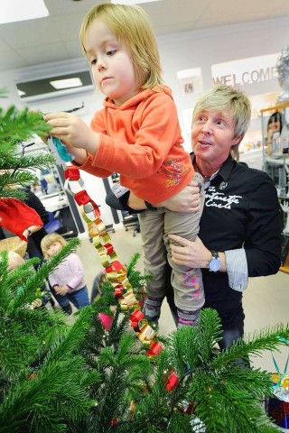 Am 18.11.2011 findet in Moers die Weihnachtswunschbaumaktion der NRZ/WAZ in Zusammenarbeit mit dem Verein Klartext für Kinder e.V. statt. Kiunder der Kindergärten aus der Region hängen Wunschzettel an Weihnachtsbäume in den Räumlichkeiten von Geldinstituten und des Einzelhandels. Im Bild: Coiffeur Wolfgang Dedters mit einem Wunsch-Kind.Foto: Matthias Graben / WAZ FotoPool