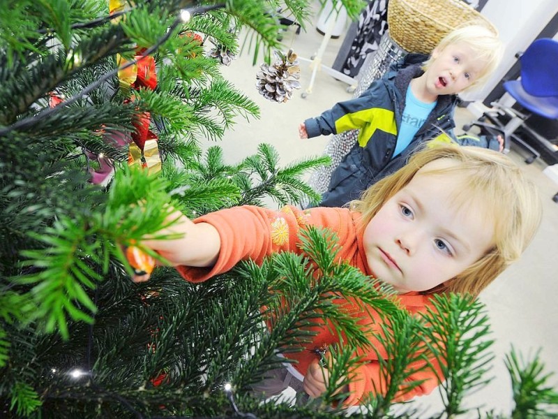 Am 18.11.2011 findet in Moers die Weihnachtswunschbaumaktion der NRZ/WAZ in Zusammenarbeit mit dem Verein Klartext für Kinder e.V. statt. Kiunder der Kindergärten aus der Region hängen Wunschzettel an Weihnachtsbäume in den Räumlichkeiten von Geldinstituten und des Einzelhandels.Foto: Matthias Graben / WAZ FotoPool