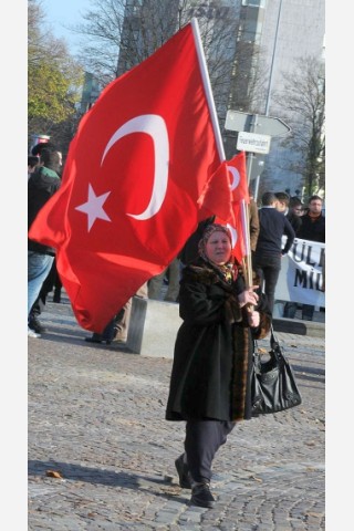 Tausende Mitglieder der vom Verfassungsschutz beobachteten „Föderation der Demokratischen Türkischen Idealistenvereine in Deutschland“, besser bekannt als „Graue Wölfe“, reisten in Essen an. Foto: Remo Bodo Tietz