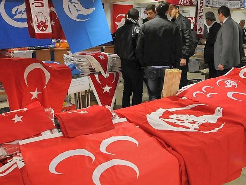 Tausende Mitglieder der vom Verfassungsschutz beobachteten „Föderation der Demokratischen Türkischen Idealistenvereine in Deutschland“, besser bekannt als „Graue Wölfe“, reisten in Essen an. Foto: Remo Bodo Tietz