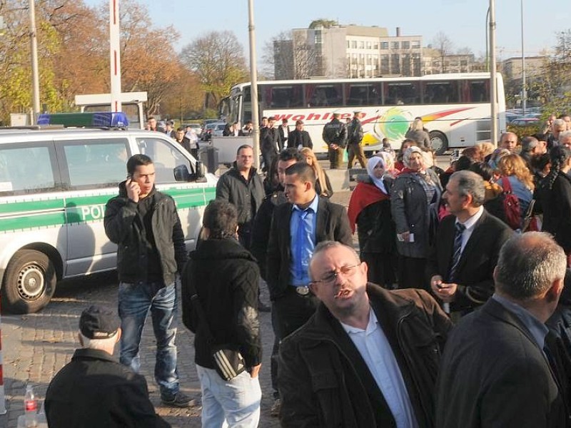 Tausende Mitglieder der vom Verfassungsschutz beobachteten „Föderation der Demokratischen Türkischen Idealistenvereine in Deutschland“, besser bekannt als „Graue Wölfe“, reisten in Essen an. Foto: Remo Bodo Tietz