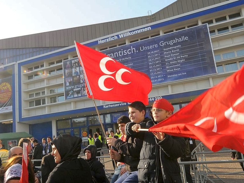 Tausende Mitglieder der vom Verfassungsschutz beobachteten „Föderation der Demokratischen Türkischen Idealistenvereine in Deutschland“, besser bekannt als „Graue Wölfe“, reisten in Essen an. Foto: Remo Bodo Tietz