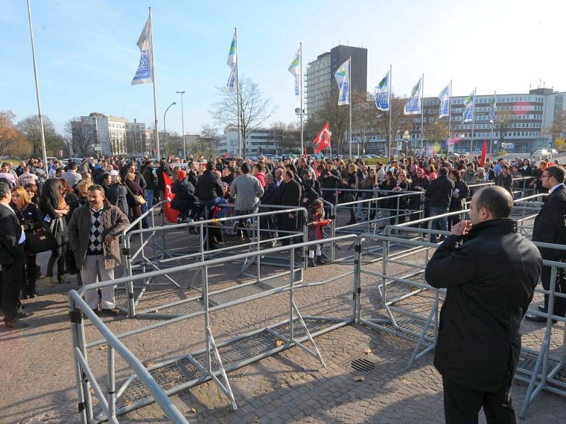 Tausende Mitglieder der vom Verfassungsschutz beobachteten „Föderation der Demokratischen Türkischen Idealistenvereine in Deutschland“, besser bekannt als „Graue Wölfe“, reisten in Essen an. Foto: Remo Bodo Tietz