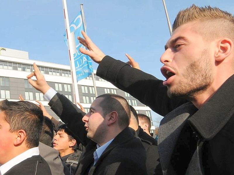 Tausende Mitglieder der vom Verfassungsschutz beobachteten „Föderation der Demokratischen Türkischen Idealistenvereine in Deutschland“, besser bekannt als „Graue Wölfe“, reisten in Essen an. Foto: Remo Bodo Tietz