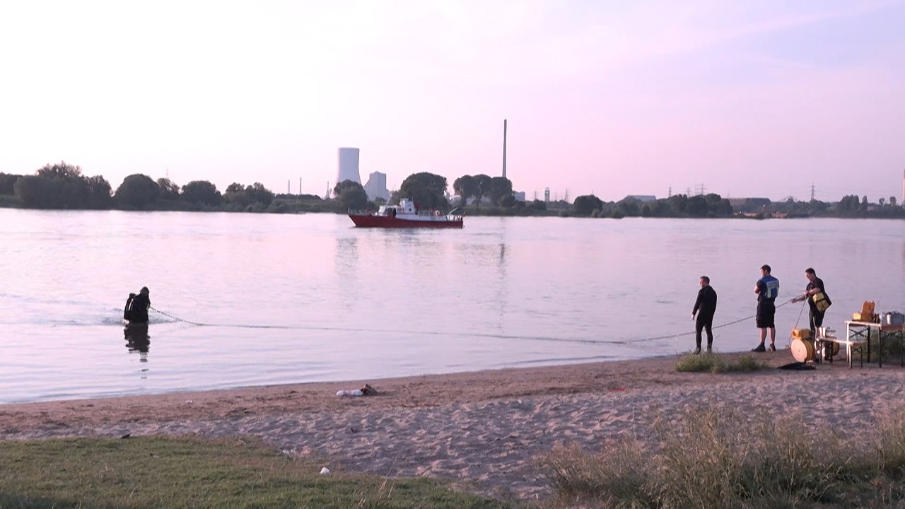 Ruhrgebiet: Einsatzkräfte der Polizei, Feuerwehr und DRLG suchen nach den bei Duisburg vermissten Mädchen.