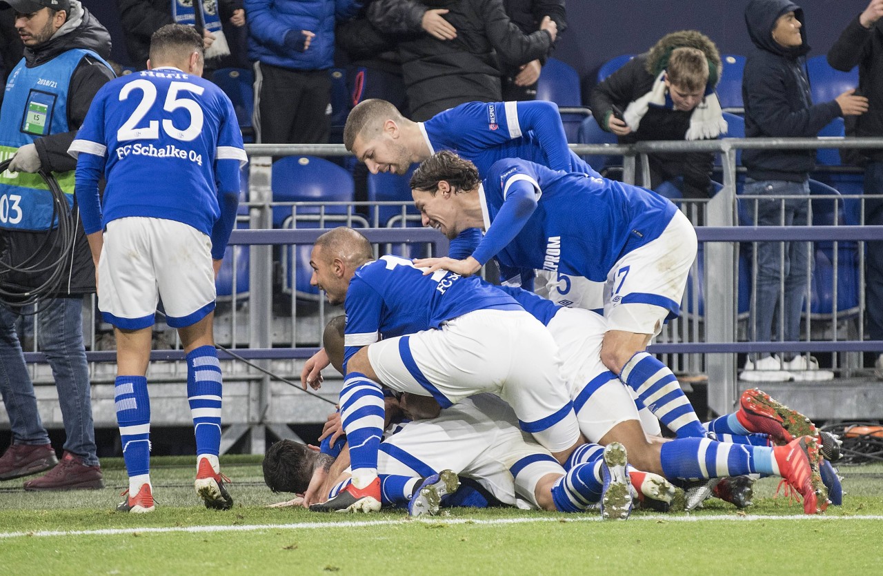 Der Jubel beim 1:0 war groß, und genau zu jenem Zeitpunkt muss es passiert sein: Der "Dieb" schnappte sich die große Zaunfahne.