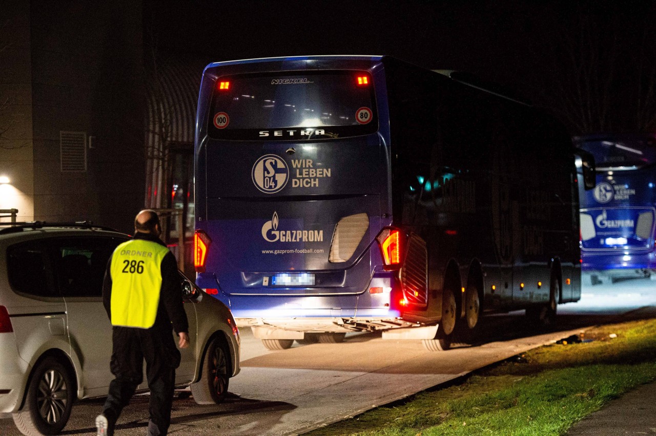 Nach der Heimreise wurden die Spieler und Verantwortlichen des FC Schalke 04 von einigen Fans körperlich angegriffen.