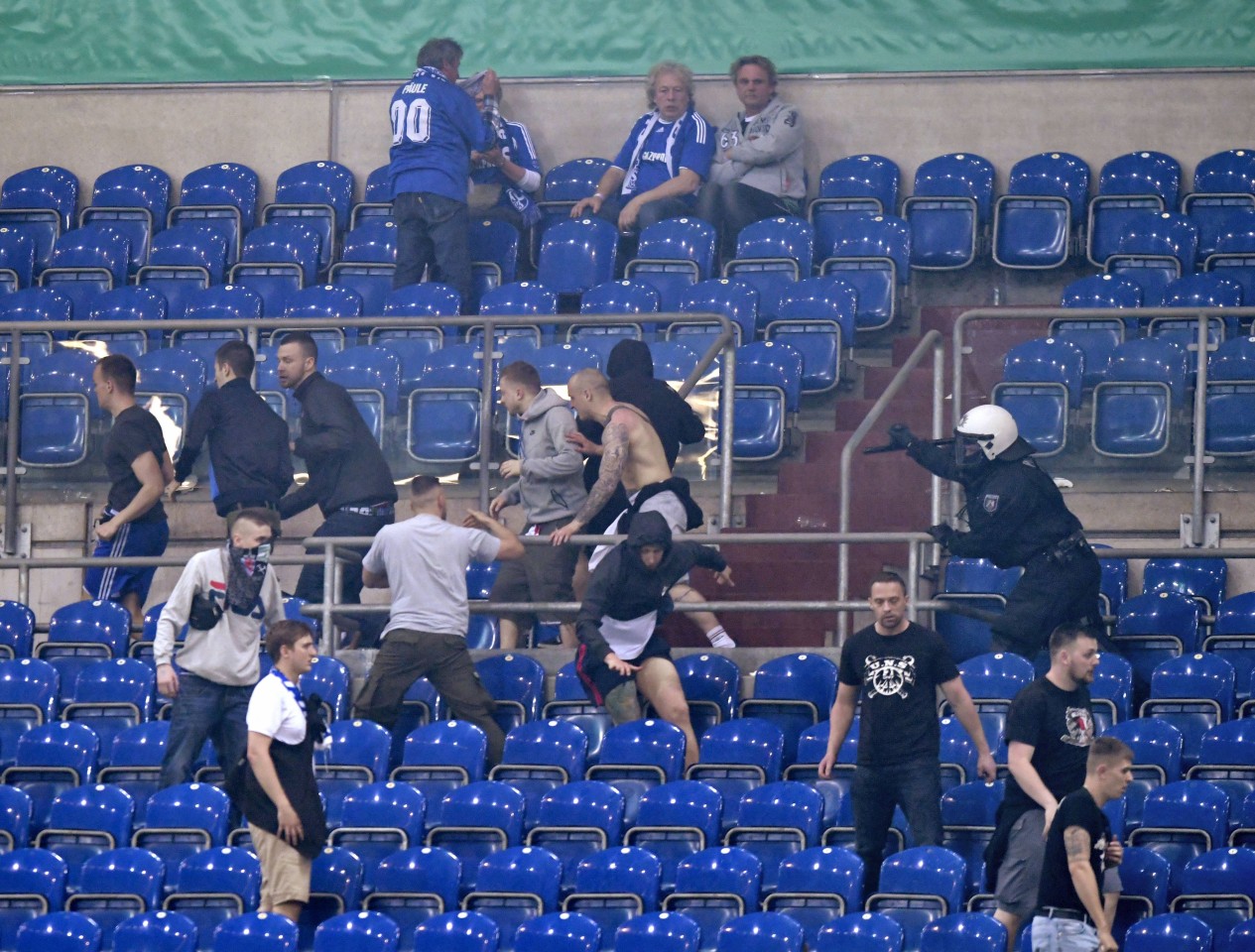 Die Polizei hatte auf der Tribüne alle Hände voll zu tun.