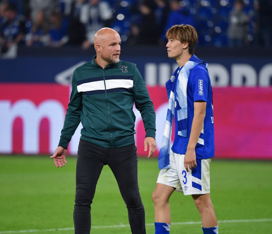 Beim FC Schalke 04 reist Ko Itakura (r.) wieder um die Welt, ohne für Japan spielen zu dürfen.