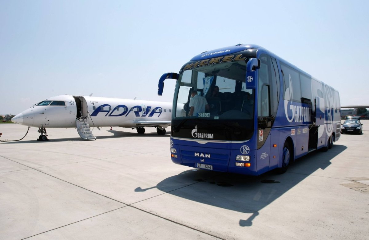 schalke-mannschaftsbus-bus-flugzeug-flieger.jpg