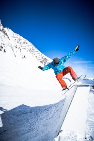 David Rheintaler in der Halfpipe: Mit dem Sportgerät sind Tricks wie auf dem Skateboard möglich, allerdings gibt es auch Parallelen zum Snowboarden.