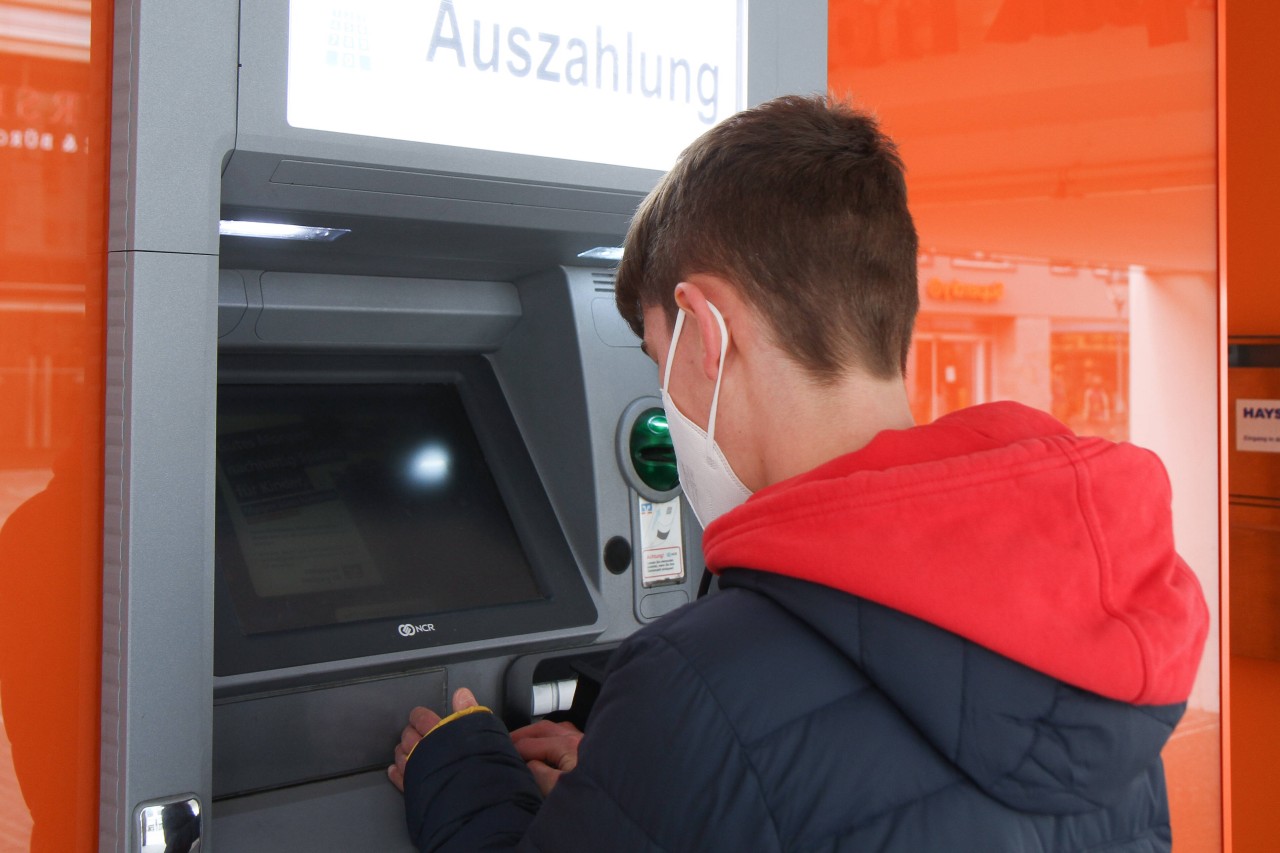 Sparkasse: Die Bank hebt die Kontoführungsgebühren an. (Symbolbild)