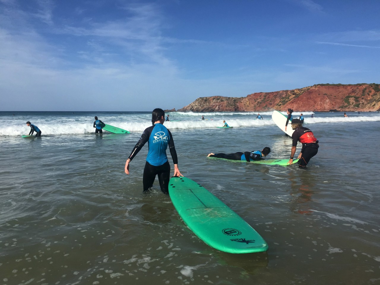 Schaumbad: Neulinge bleiben im Surfkurs zunächst im Weißwasser - dem ungefährlichen flachen Bereich, wo sich die Wellen schon einmal gebrochen haben.