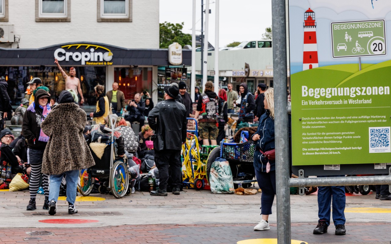 Ein Gruppe Punks feiert in der Fußgängerzone von Westerland auf Sylt. Durch die Einführung des 9-Euro-Tickets haben sich die traditionell hohen Touristenzahlen an Pfingsten noch einmal erhöht. 