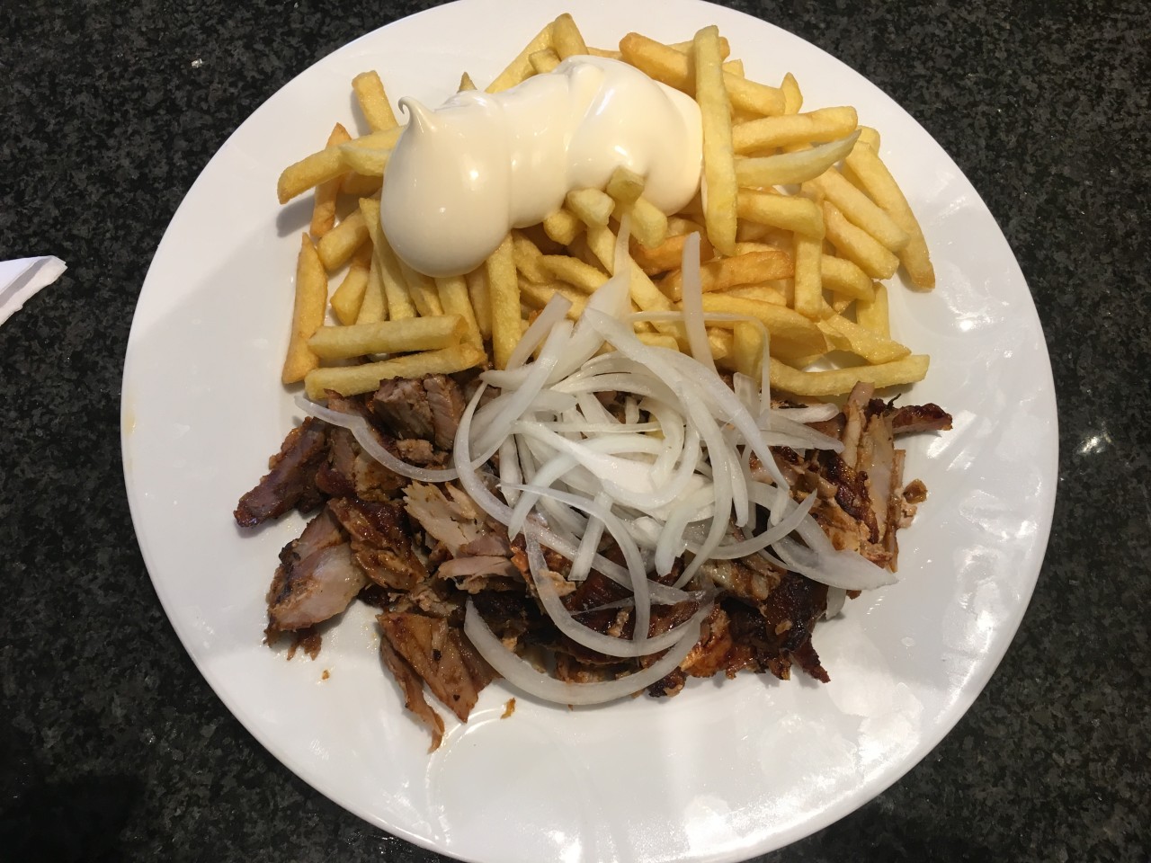 Der „kleine“ Gyrosteller mit Pommes im Thessaloniki-Grill.