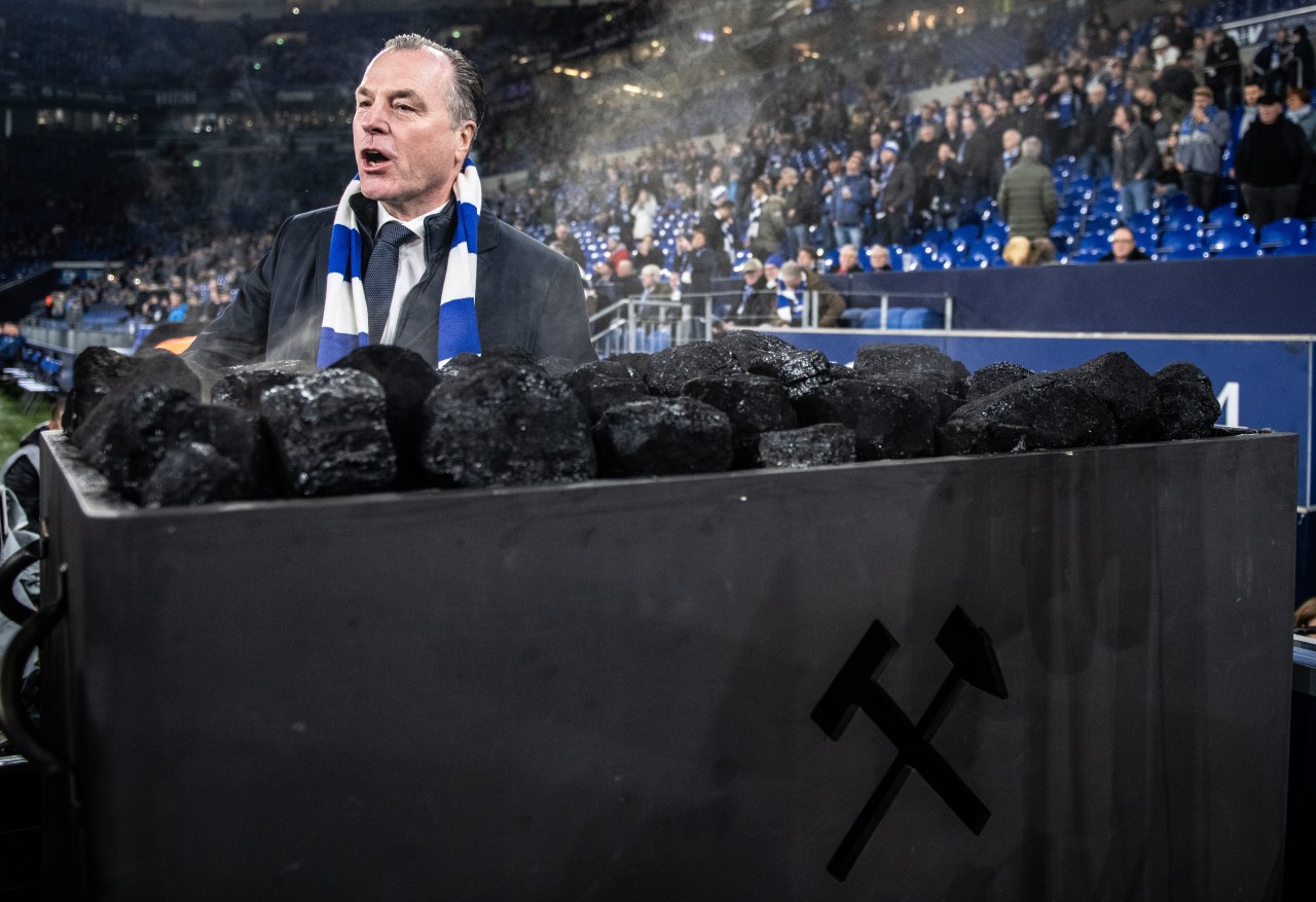 S04-Aufsichtsratsboss Clemens Tönnies verabschiedete den Steinkohle-Bergbau vor der Partie.