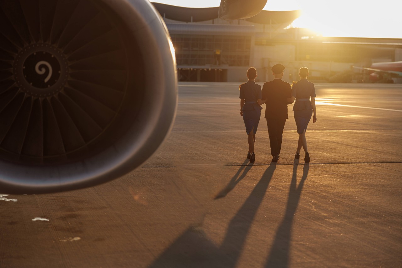 Statt angesichts der chaotischen Zustände am Flughafen direkt Kehrt zu machen, packte ein Pilot in Schottland einfach kurzerhand mit an. (Symboldilb)