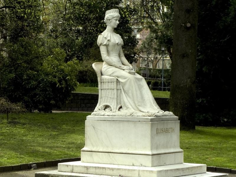 Sissi-Denkmal in Meran: Kaiserin Elisabeth machte die Stadt Ende des 19. Jahrhunderts zu einem der beliebtesten Ferienziele.